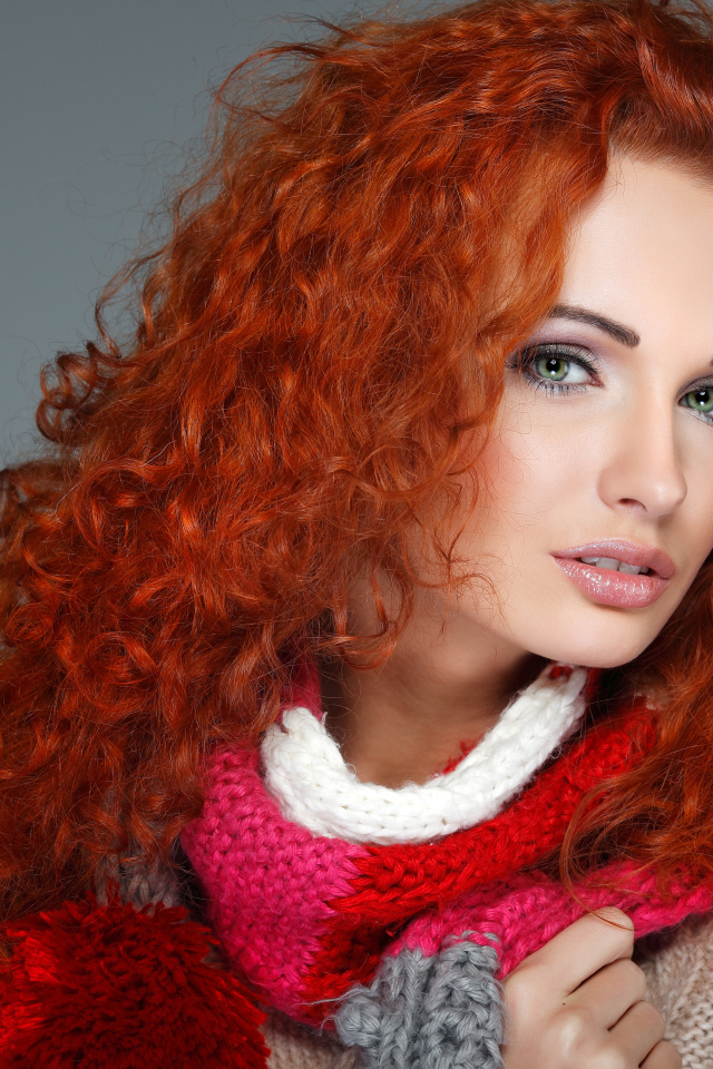 Жгучие рыжие волосы зеленоглазой девушки 