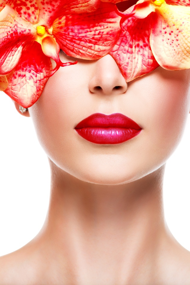 Глаза девушки закрыты цветами на белом фоне