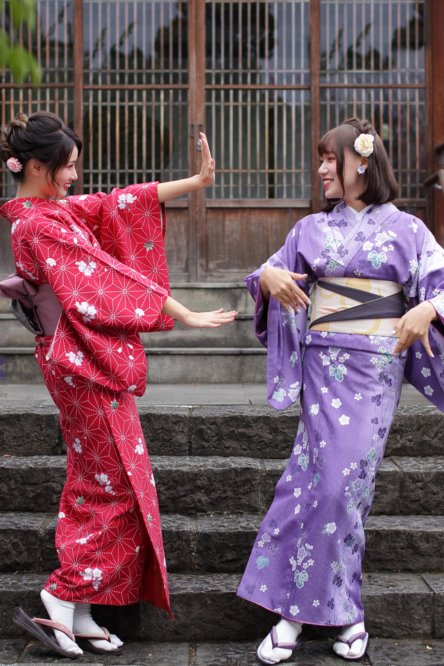 Две красивые девушка азиатки в кимоно на ступеньках