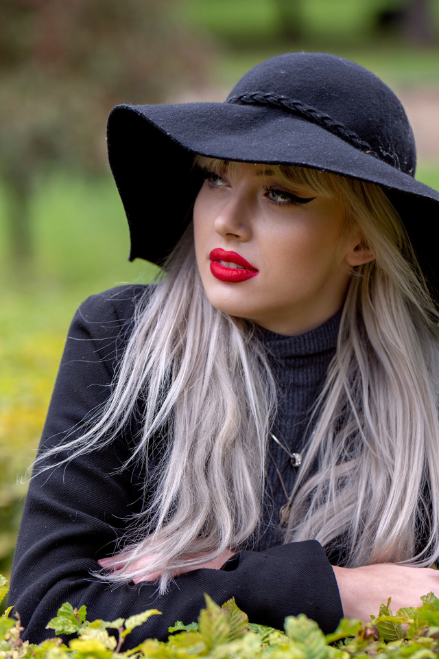 Молодая блондинка в черной шляпе