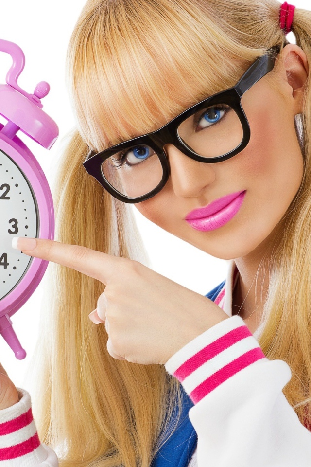 Молодая блондинка с розовыми часами в руках