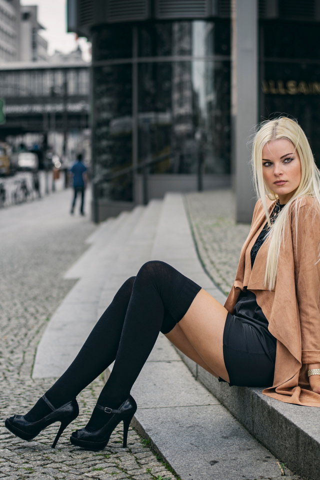 Молодая девушка в длинных чулках