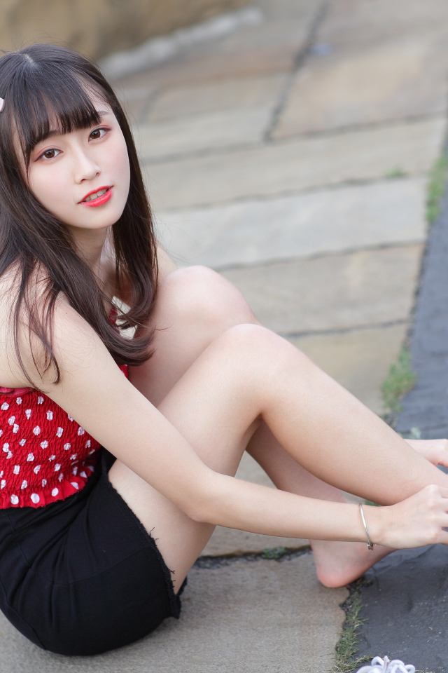 Молодая девушка в белых носках на полу 