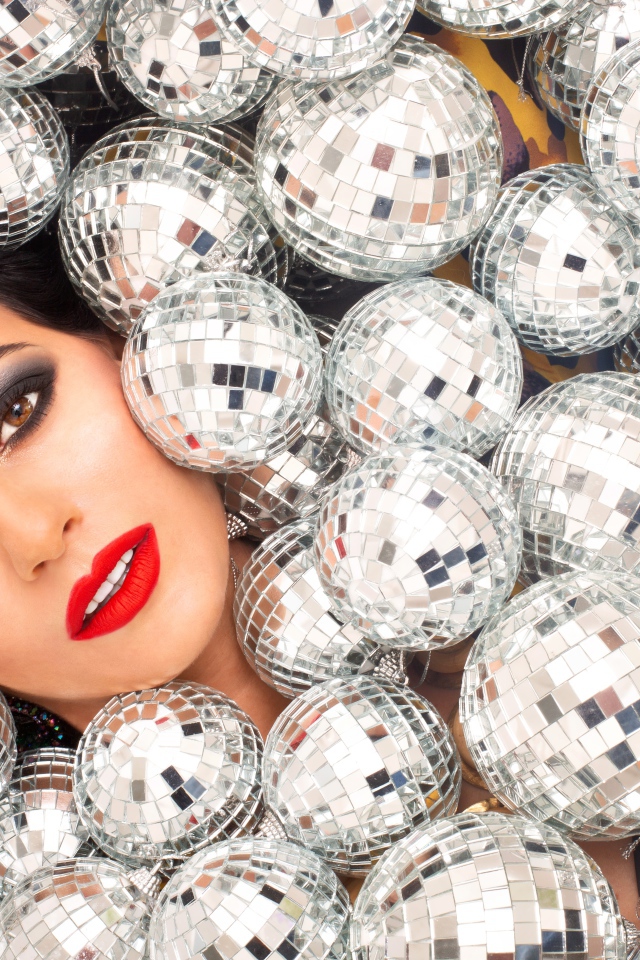 Молодая девушка усыпана блестящими шарами