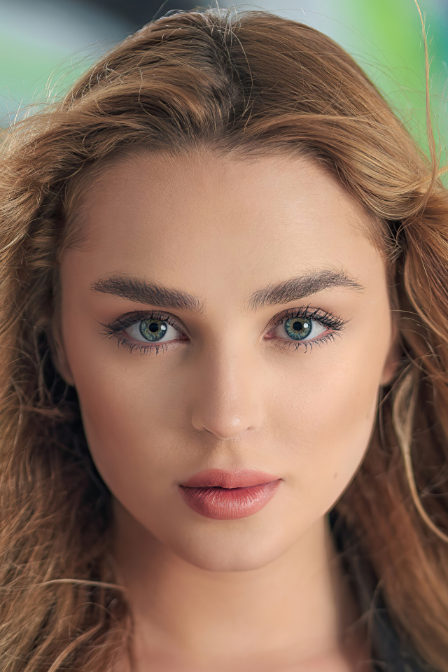 Молодая девушка с большими голубыми глазами