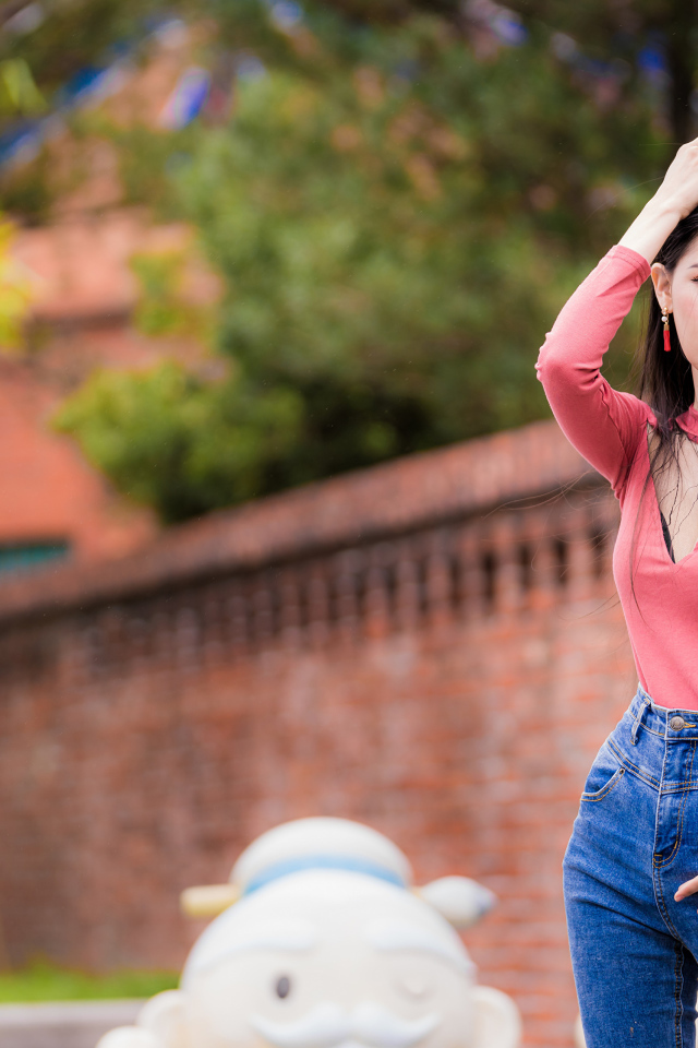 Молодая стройная азиатка в джинсах 