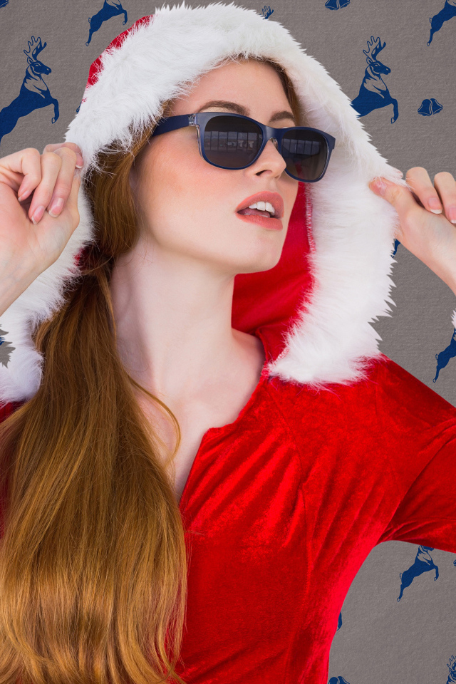 Девушка в красном костюме в очках на Рождество 