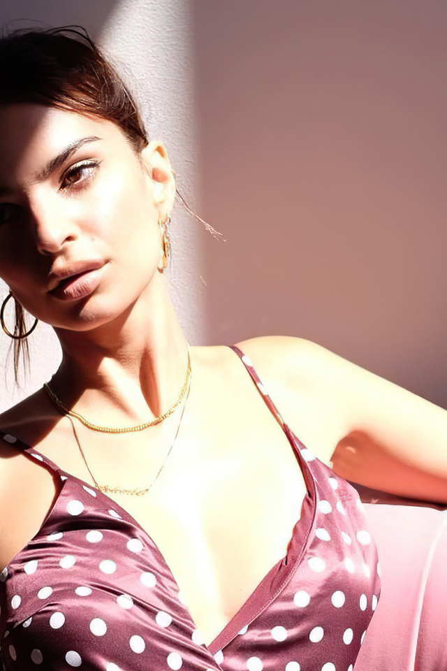 Американская модель Эмили Ратаковски в кресле