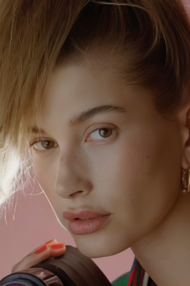 Американская модель Хейли Болдуин на розовом фоне