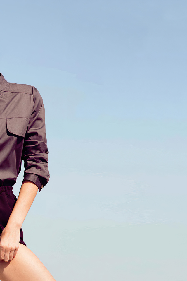 Американская модель Кендалл Дженнер на фоне неба