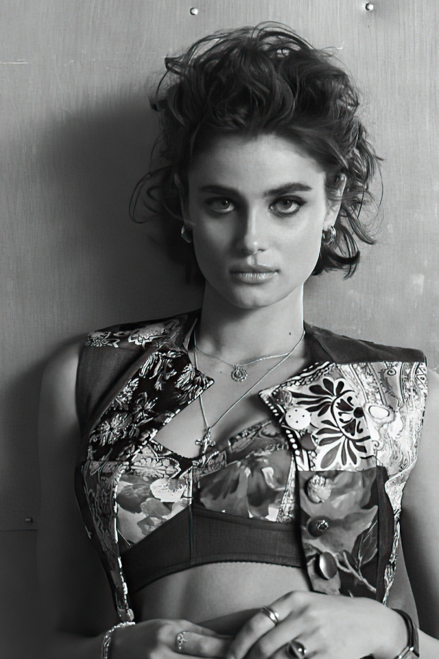 Американская модель Тейлор Хилл черно-белое фото