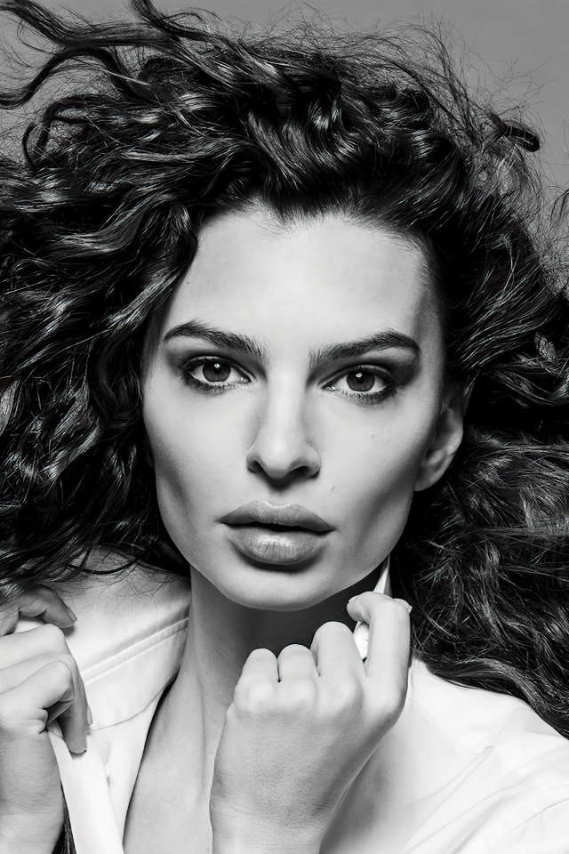 Красивая американская модель Эмили Ратаковски на сером фоне