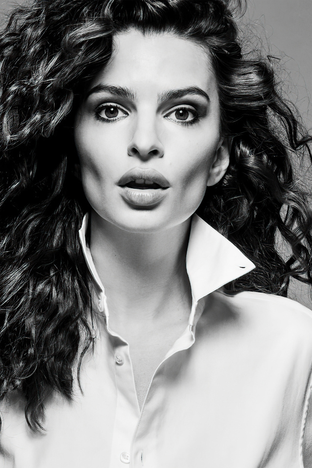 Красивая девушка Эмили Ратаковски на сером фоне