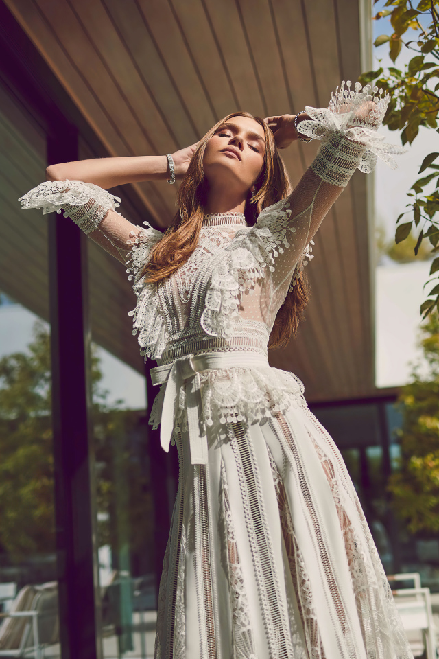 Красивая модель Жозефин Скривер в белом платье