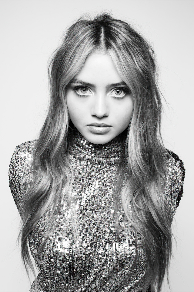 Красивая нежная девушка Лени Клум в блестящем платье
