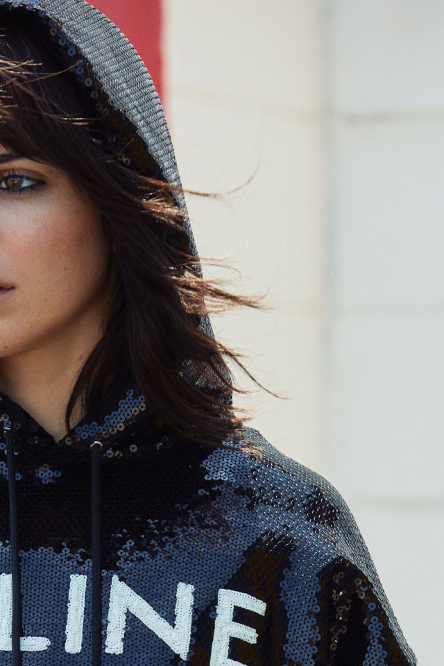 Кареглазая модель Кендалл Дженнер в капюшоне