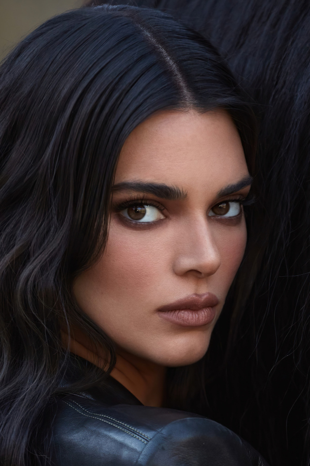 Жгучая брюнетка Кендалл Дженнер с лошадью