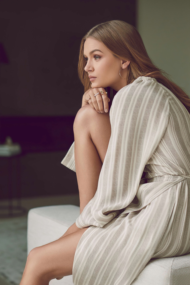 Датская модель Жозефин Скривер в халате на кровати