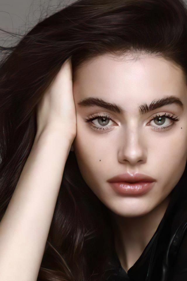 Израильская модель Яэль Шелбиа на сером фоне