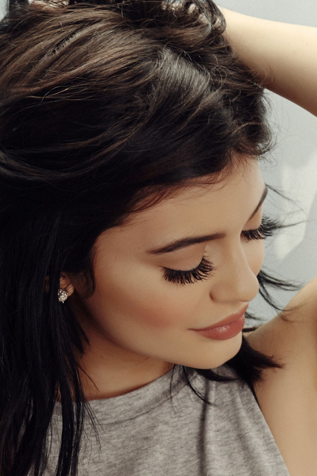 Модель Кайли Дженнер с закрытыми глазами