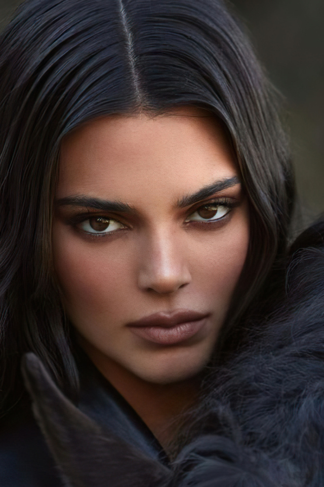 Длинноволосая девушка модель Кендалл Дженнер с конем