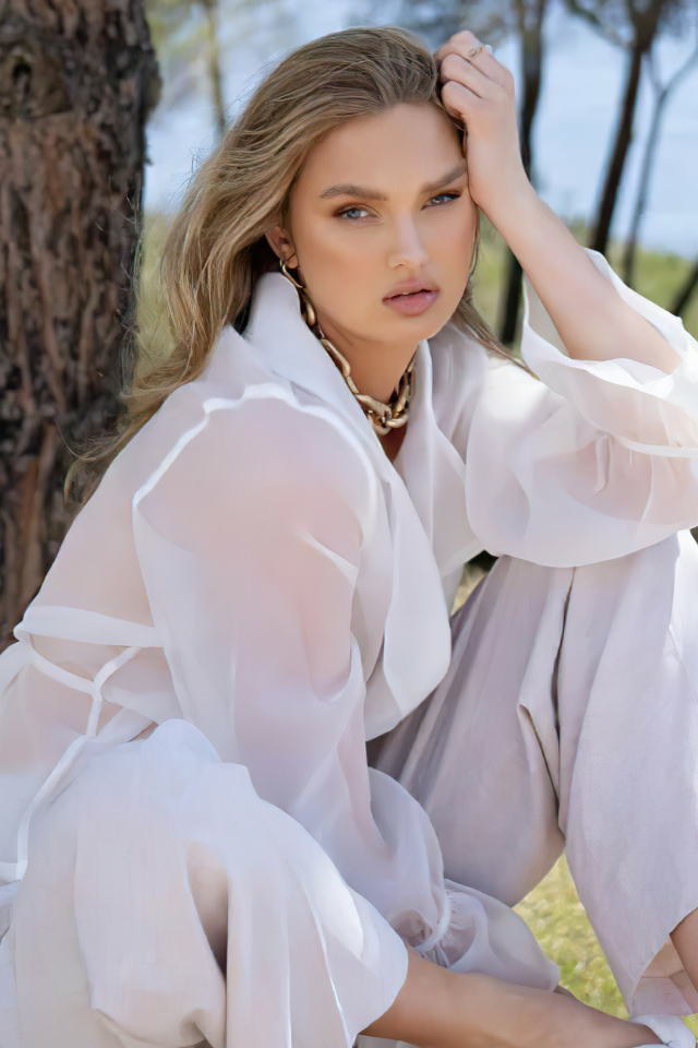 Модель Роми Стрейд в белом наряде