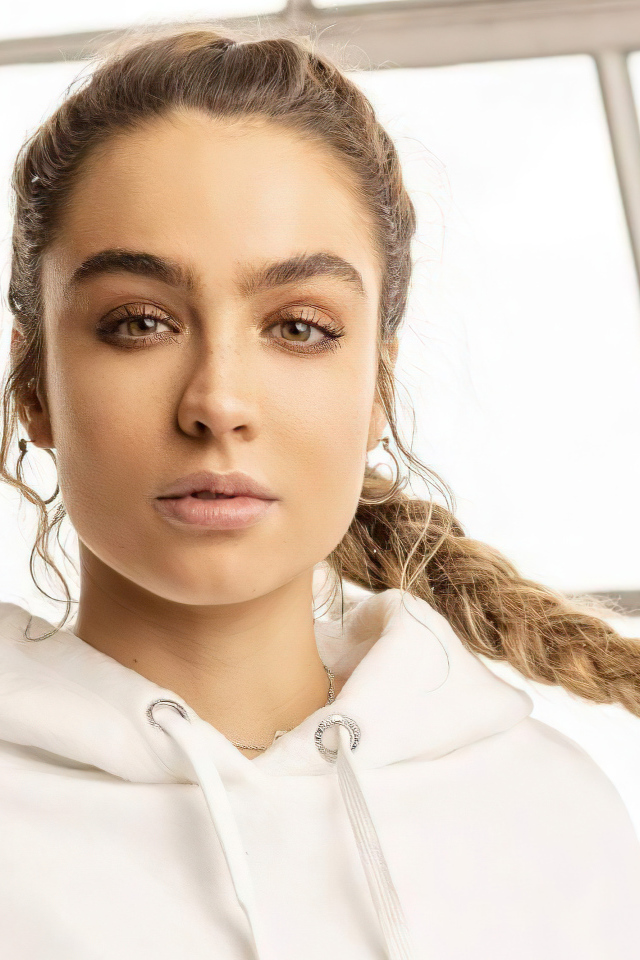 Модель Соммер Рэй в белом худи