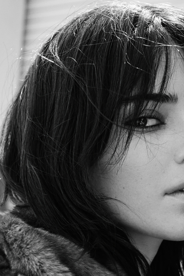 Популярная модель  Кендалл Дженнер  черно-белое фото