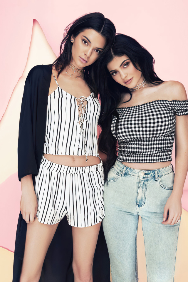 Две сестры Кайли и Кендалл Дженнер на розовом фоне