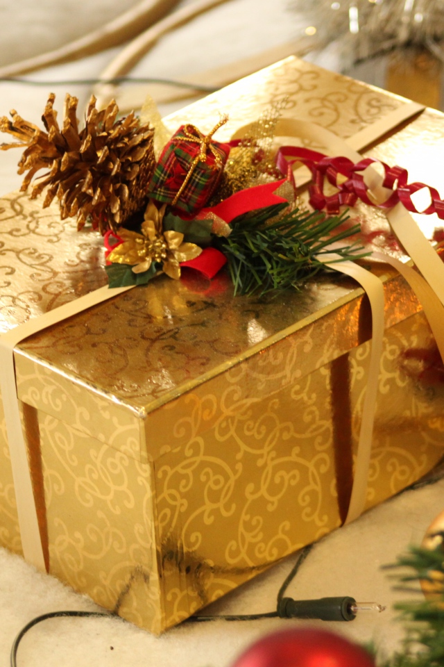 Большая золотистая коробка с подарком 