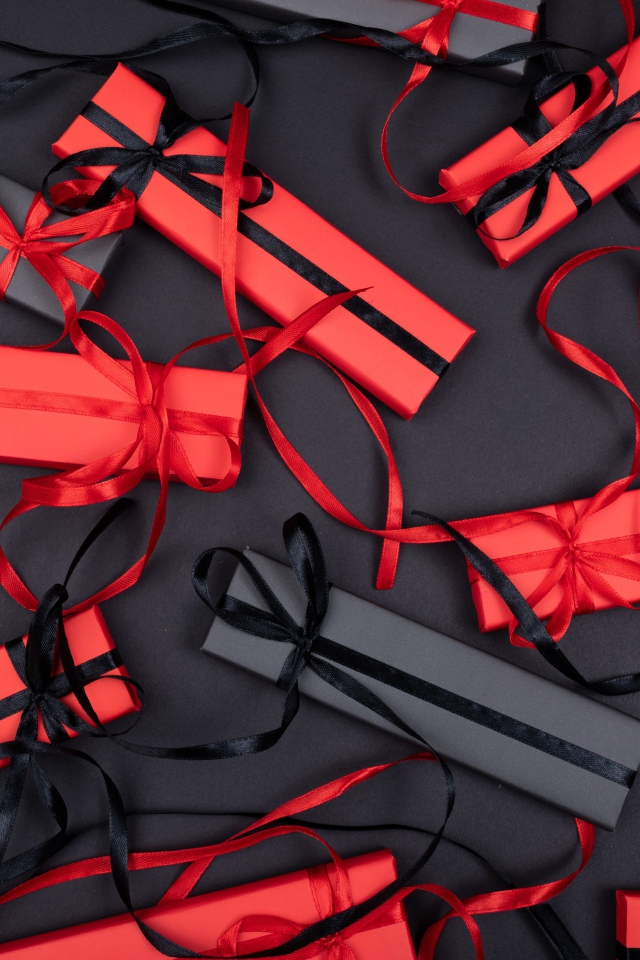 Красные и черные подарочные коробки с лентами 