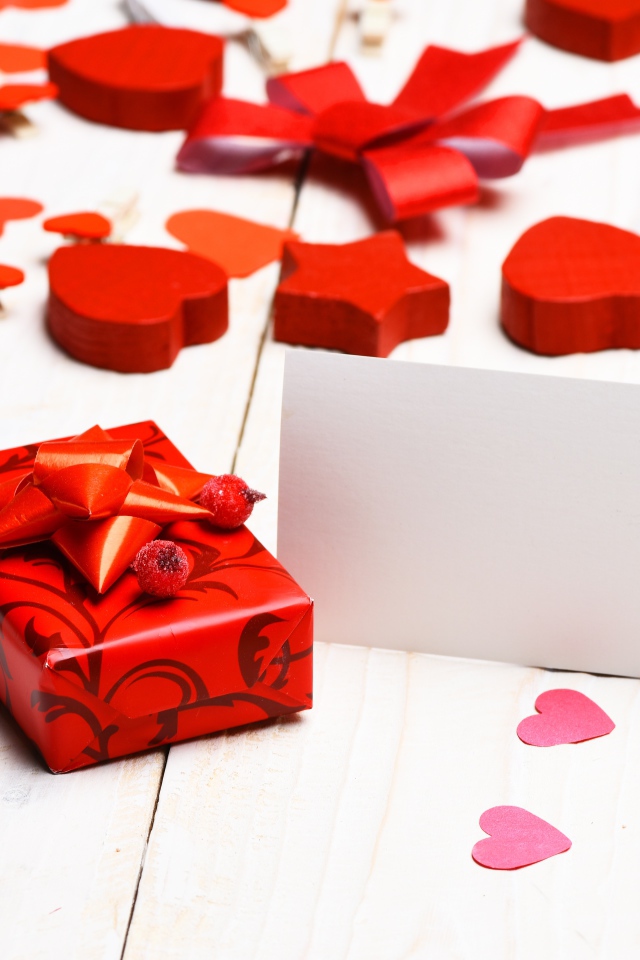 Красные сердечки и подарок для любимой