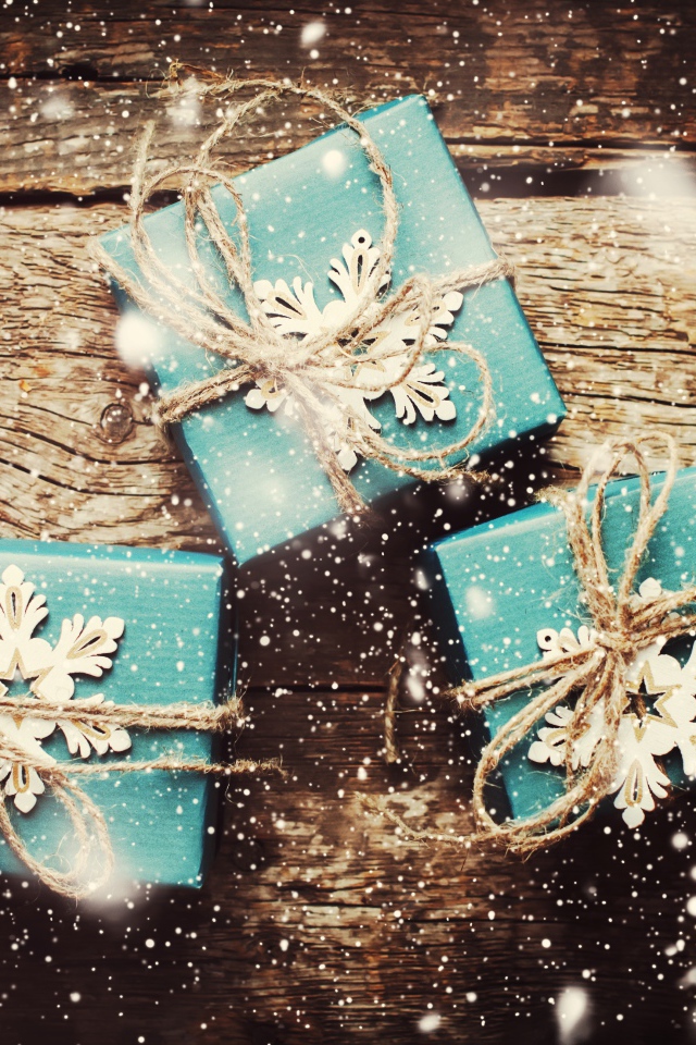 Три голубых подарка на деревянном столе
