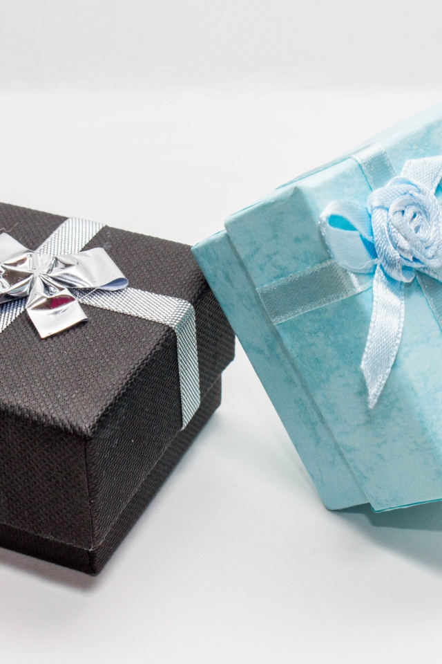 Две коробки с подарками на сером фоне 