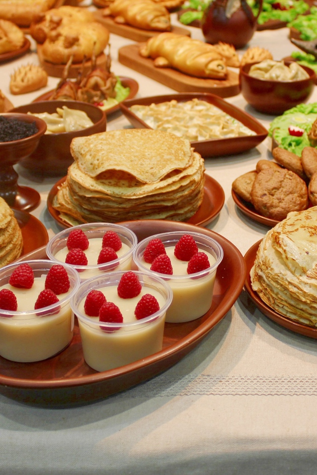 Много угощений на праздничном столе на Масленицу 2021