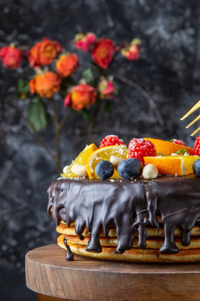 Блинный торт с шоколадом  и ягодами на Масленицу