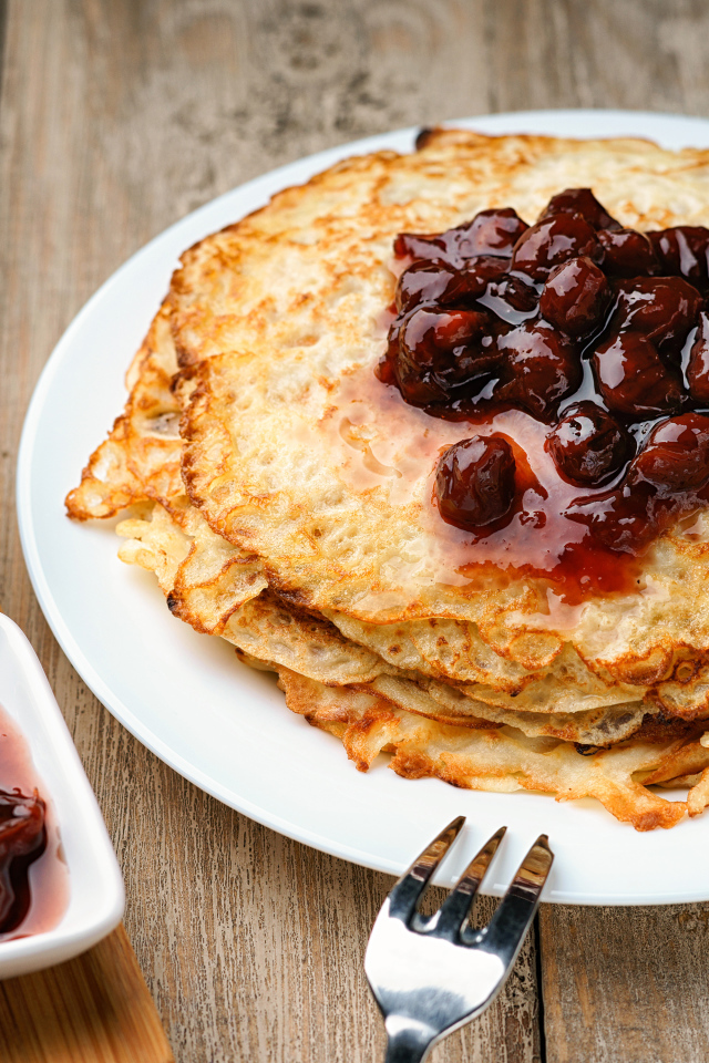 Блины с вишневым вареньем на праздник Масленица