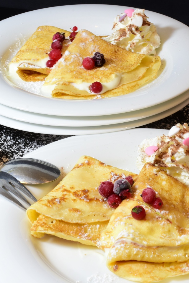 Тонкие блины с ягодами и сахарной пудрой на Масленицу