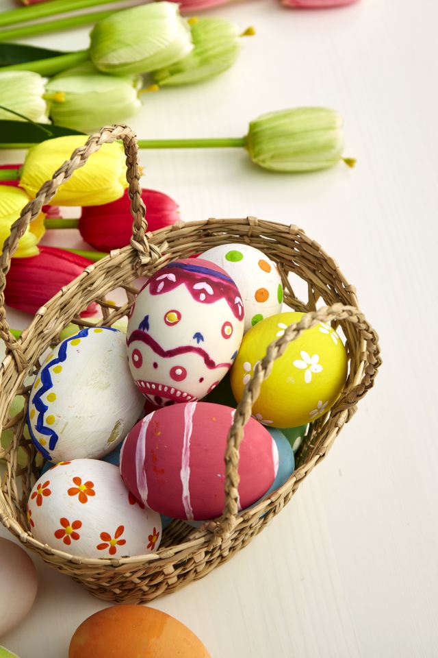 Корзина крашеных яиц с букетом тюльпанов