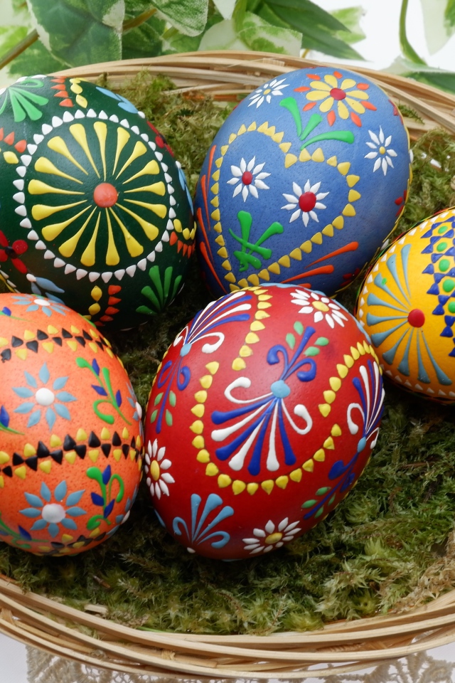 Красивые пасхальные яйца с разным орнаментом