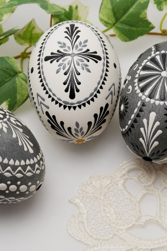 Красивые яйца с орнаментом на столе на Великий Светлый праздник Пасха 2021