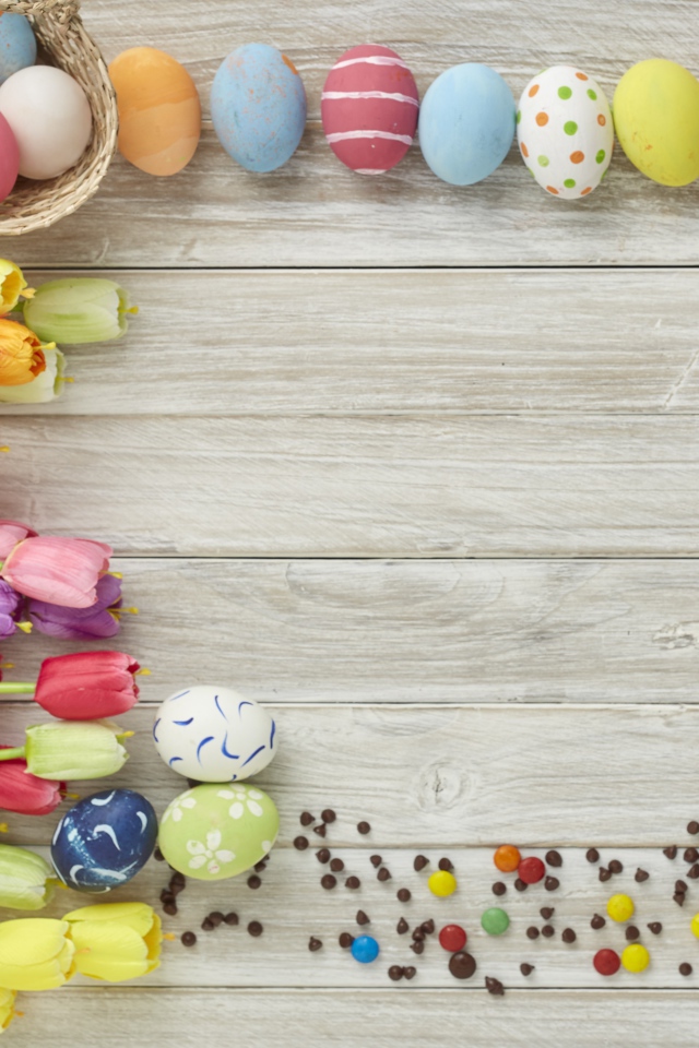 Красивые разноцветные пасхальные яйца с букетом тюльпанов