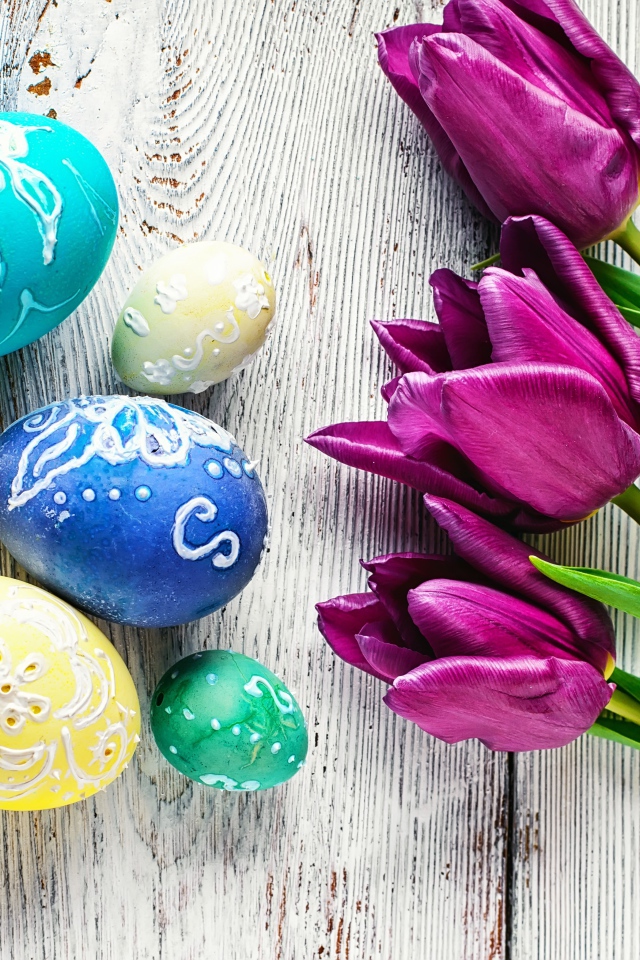 Красивые расписные яйца  с тюльпанами на Пасху