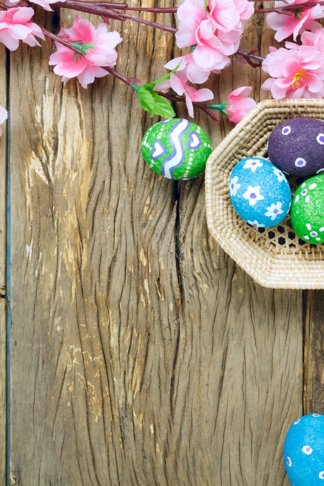 Яркие разноцветные яйца с розовыми цветами на Пасху