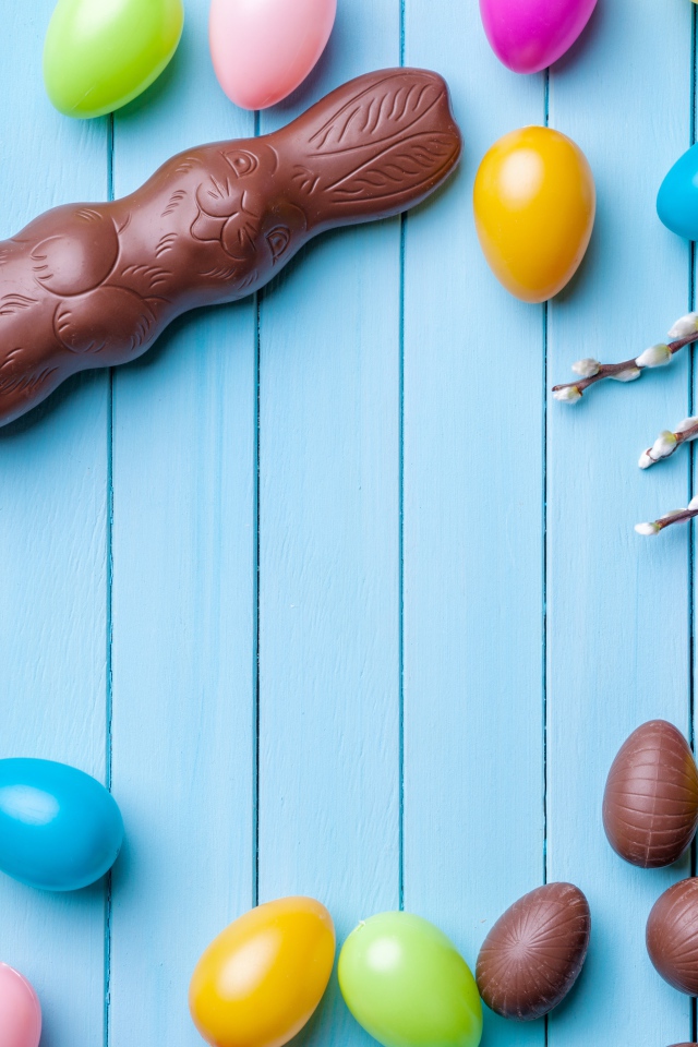 Шоколадные пасхальные сладости на голубом фоне