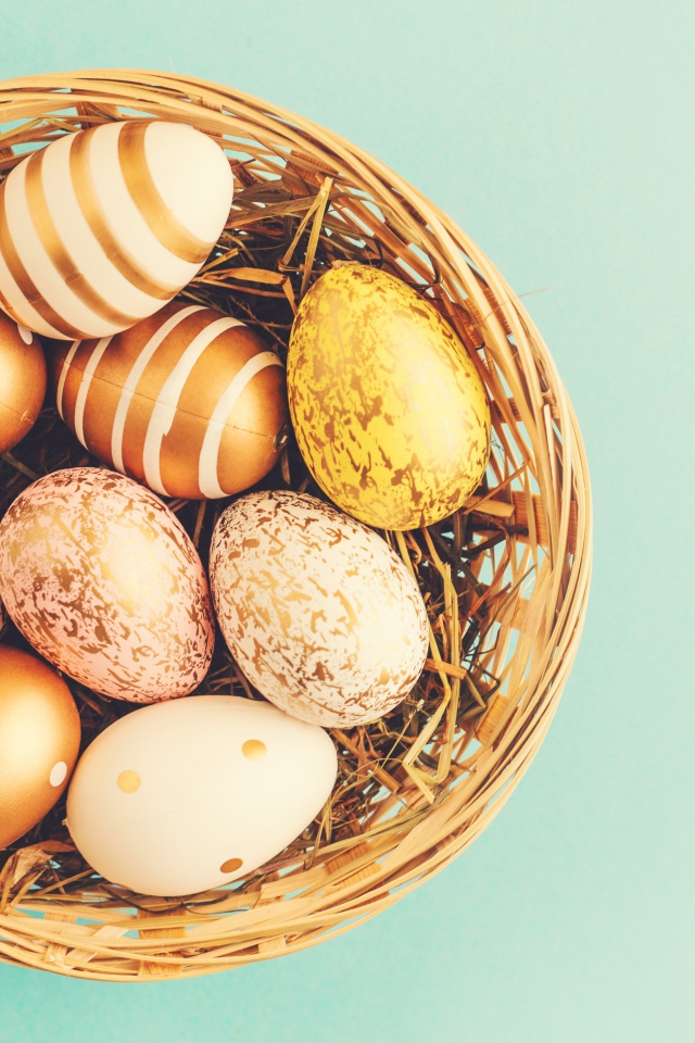 Гнездо с золотистыми крашеными яйцами на Пасху