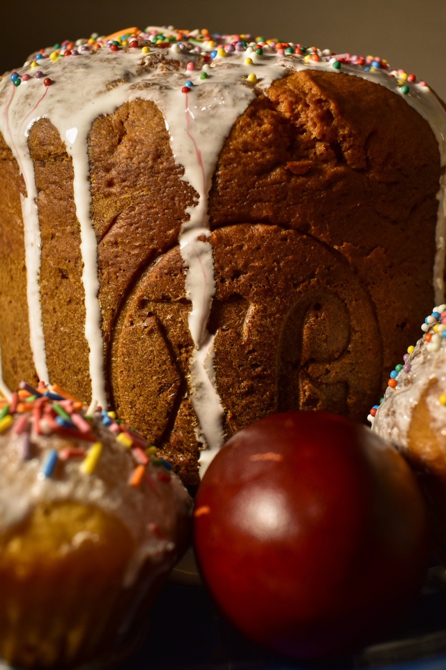 Пасхальный кулич, кексы и крашеные яйца на праздник