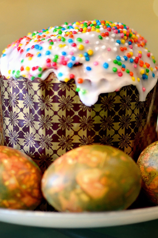 Пасхальный кулич с крашеными мраморными яйцами