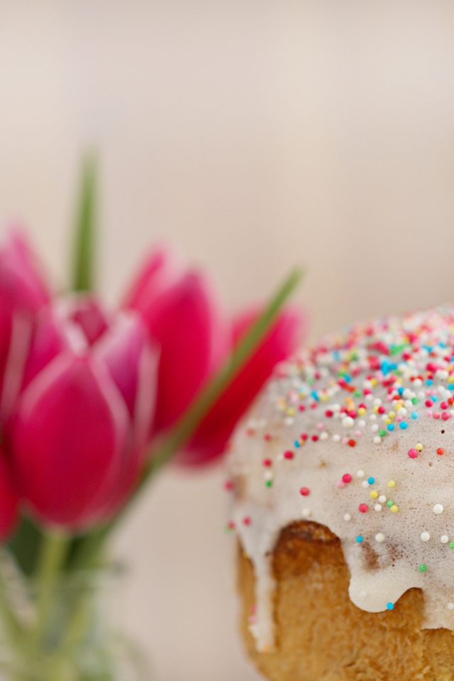 Пасхальный кулич с белой глазурью с букетом тюльпанов