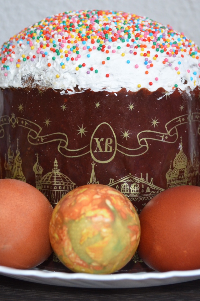 Большой пасхальный кулич с яйцами